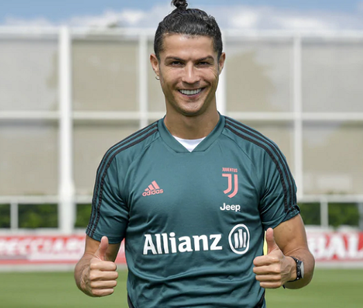 Ronaldo được bạn gái thiết kế kiểu tóc mới lạ mắt