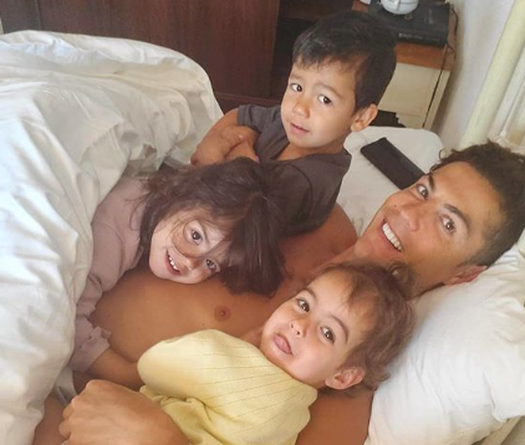 Cristiano Ronaldo hóa trang thành Aladdin nhân dịp sinh nhật con