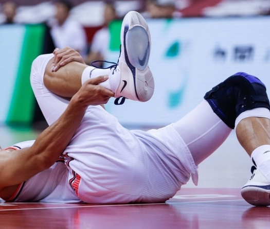 Tượng đài bóng rổ Trung Quốc thời hậu Yao Ming dính chấn thương kinh hoàng