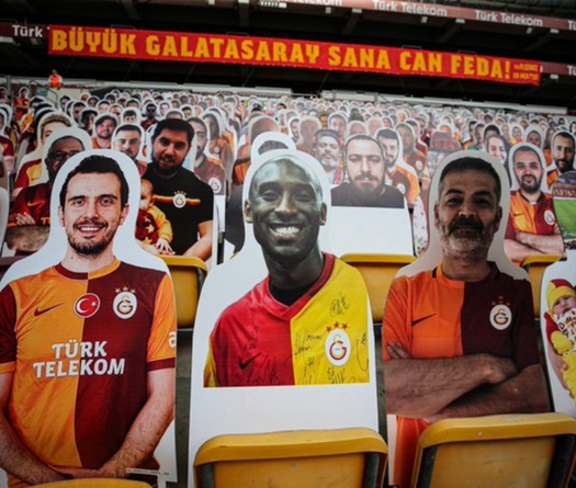 CLB bóng đá Thổ Nhĩ Kỳ tri ân Kobe Bryant trên khán đài