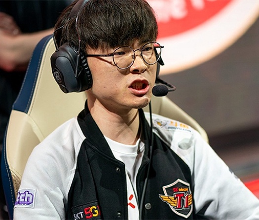 Faker bất ngờ bị nữ BLV xinh đẹp chê là "thiểu năng"