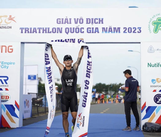 “Kình ngư’ vô địch bơi SEA Games Lâm Quang Nhật đăng quang triathlon giải vô địch quốc gia 2023