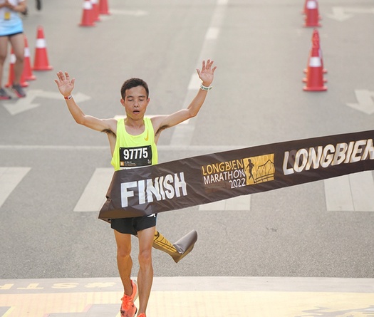 “Nhà vô địch giày thủng” Lê Tấn Hi lập kỷ lục ngay lần đầu tham dự giải marathon Long Biên