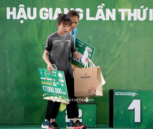 “Ớt tiêu” Lê Thị Tuyết phá sâu kỷ lục giải Vietcombank Mekong Delta Marathon 2023