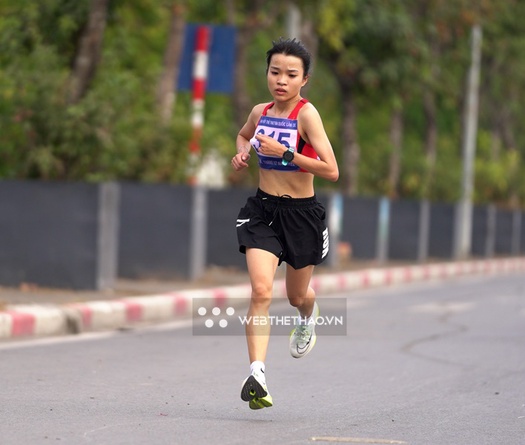 “Ớt tiêu 37kg” Lê Thị Tuyết cạnh tranh huy chương Giải Bán Marathon Quốc tế Việt Nam 2024