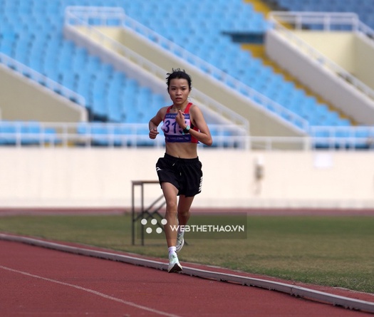 Á quân marathon SEA Games Lê Thị Tuyết phá kỷ lục quốc gia điền kinh trẻ chạy 5000m