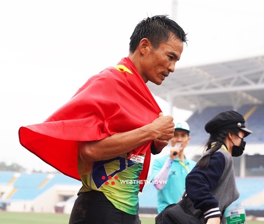 Chân chạy “già gân” U40 Lê Văn Tuấn lần đầu giành vé dự marathon SEA Games 31