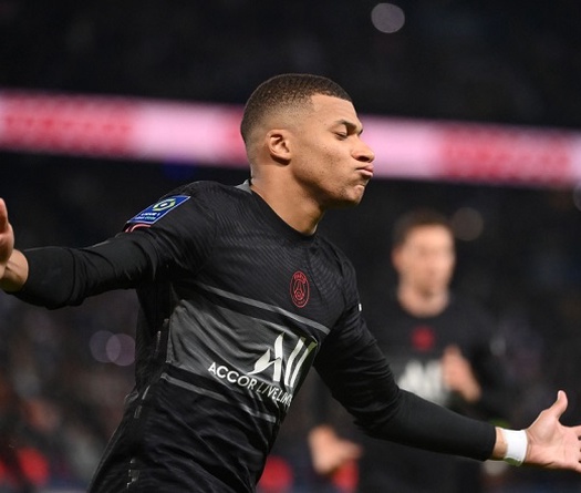 Messi xem Mbappe ghi bàn gây tranh cãi khác cho PSG