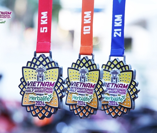 Huy chương hoàn thành Giải Bán Marathon Quốc tế Việt Nam 2024 tài trợ bởi Herbalife đã sẵn sàng