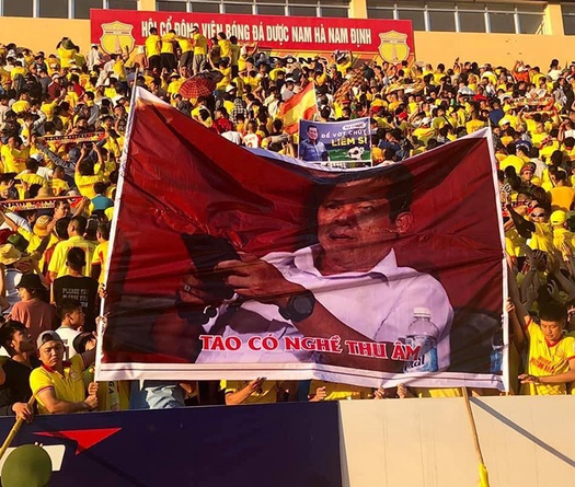 Khán giả Nam Định chế giễu Trưởng ban Trọng tài VFF