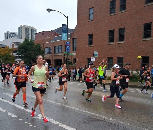 Cô gái 8X lập KLTG vừa làm xiếc tung hứng vừa chạy marathon