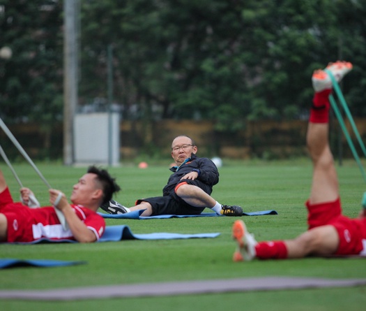 Video: HLV Park Hang Seo bị "hầm nhừ" khi đá ma với các  học trò