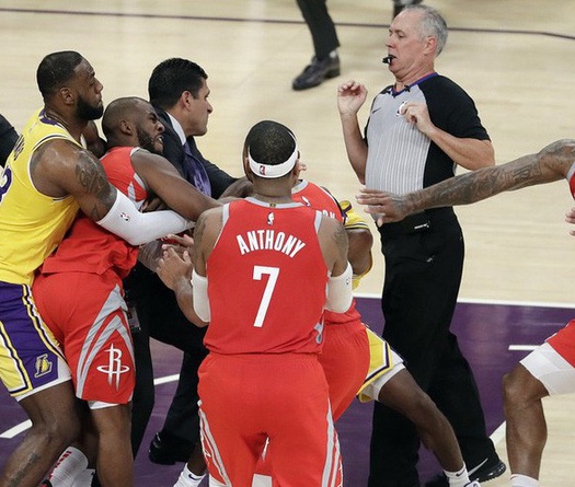 Sau khi chồng đấm nhau ở trong sân, vợ của Chris Paul bị người nhà của Rajon Rondo chửi bới trên ghế khán giả