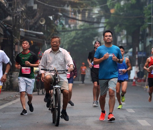 Phạm Thị Huệ vô địch trong lần đầu chạy marathon ở giải chạy di sản Hà Nội