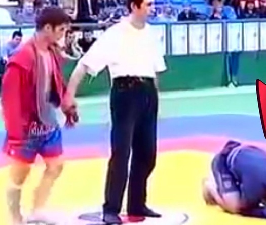 Cực hiếm: Chàng trai 16 tuổi Khabib khóc nhè sau thất bại trong trận SAMBO năm 2003