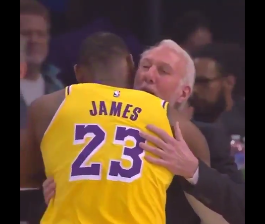 HLV Gregg Popovich khéo "troll" LeBron James: "Tôi đã sợ chết khiếp"