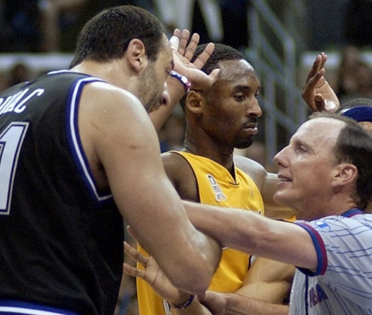 Kobe Bryant chỉ dân chơi bóng rổ cách phạm lỗi không bị trọng tài phát hiện