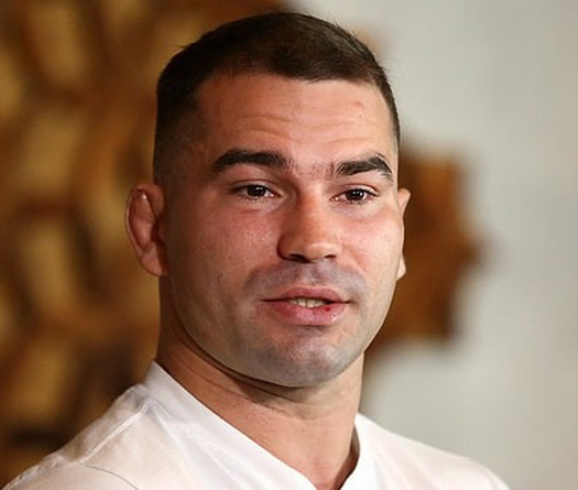 Artem Lobov không thèm cầm tiền phạt lố cân của Michael Johnson