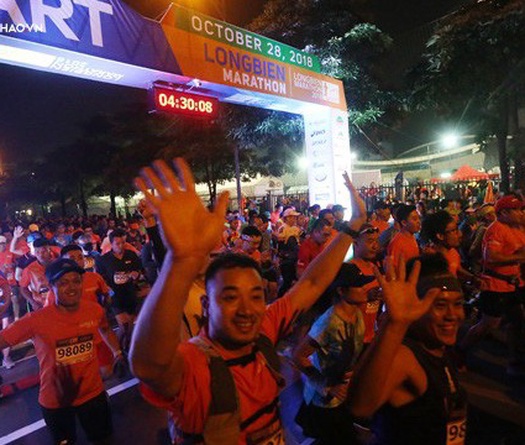 Hơn 500 runner sải bước chính thức khai màn Longbien Marathon 2018 với màn xuất phát lúc 4h sáng 