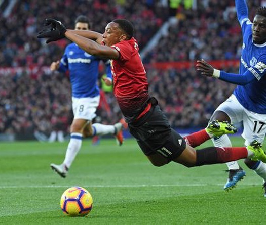 Trọng tài nổi tiếng Mark Clattenburg phán xét thế nào về tình huống Martial bị đánh giá "ngã vờ" kiếm phạt đền?