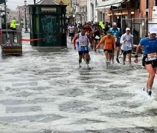 Nhà VĐ Boston Marathon "lội nước" chạy ở Venice