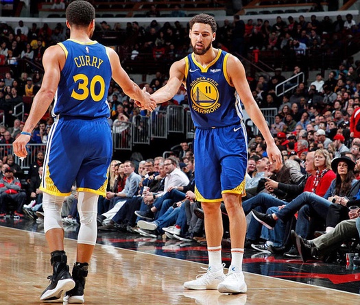 Thấy đồng đội đang ném "vào zone", anh em tốt là phải như Stephen Curry nhường hết banh cho Klay Thompson