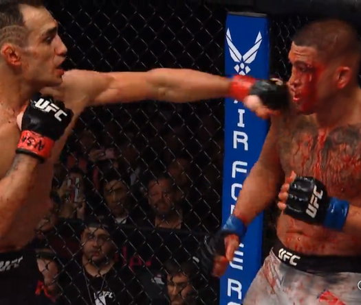 Anthony Pettis gãy xương bàn tay trong cuộc đối đầu với Tony Ferguson