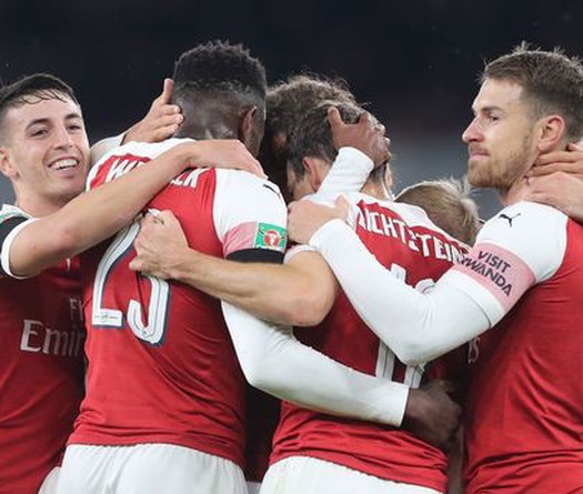 Dấu mốc sau 8 năm của Lichtsteiner và 5 thống kê đáng chú ý từ trận Arsenal - Blackpool