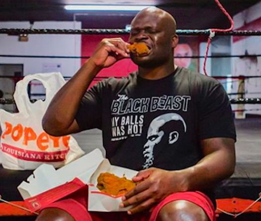 Derrick Lewis được Popeyes tài trợ vì đã dám "lên tiếng" bảo vệ món gà rán? 