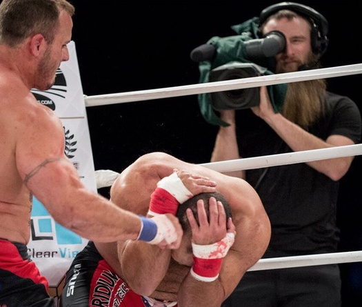 Cựu vô địch UFC bị đấm gục trên sàn MMA tay trần