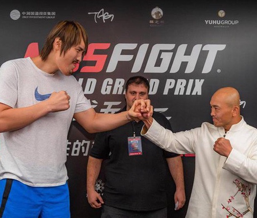 Yi Long tung cước gây tranh cãi 