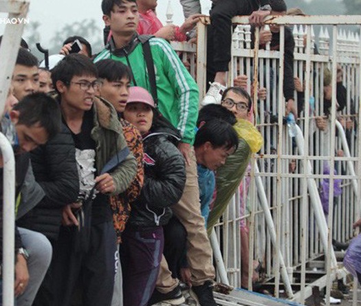 Khoảnh khắc CĐV phá rào mua vé như thời bao cấp tại sân Mỹ Đình