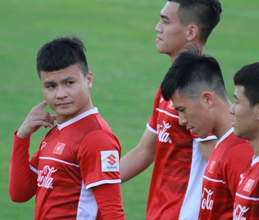 AFF Cup 2018: Quang Hải trở thành "Thánh nhọ" trong thử thách sút bóng trúng xà ngang