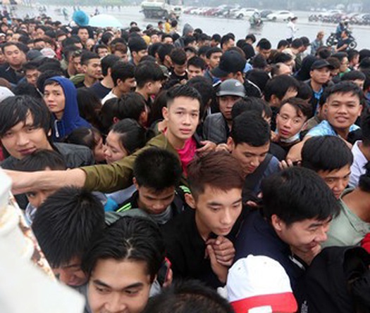 Bán vé bóng đá thời 0.4: “Anh Nguyễn Văn Say về ngay vợ đẻ” 
