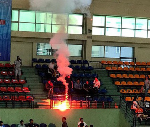 Pháo sáng đỏ rực tại sân bóng rổ Đại hội TDTT Toàn quốc 2018