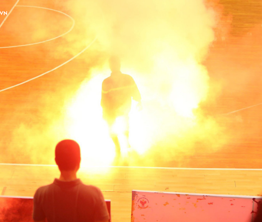 Không chỉ bóng đá, CĐV bóng rổ cũng đang làm quen với... pháo sáng