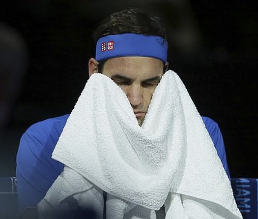 Thua trắng "ngựa ô" 21 tuổi, Federer gác lại giấc mơ giành danh hiệu thứ 100