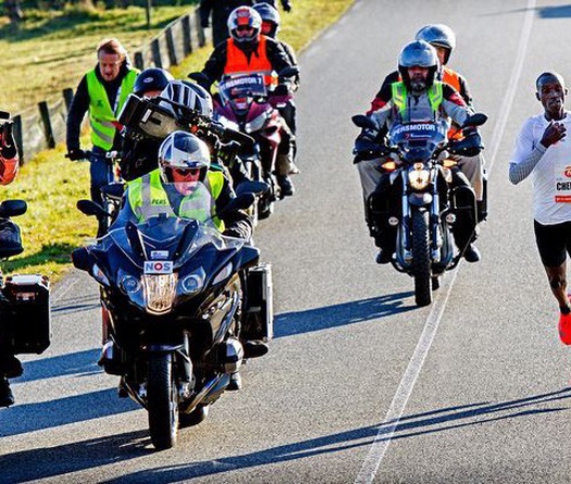 Chạy với tốc độ tên lửa, runner Uganda cho pacer "ngửi khói" sau 5km và lập KLTG 