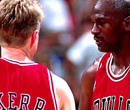 Steve Kerr bảo rằng Golden State Warriors đang chịu nhiều áp lực hơn Chicago Bulls thời Michael Jordan