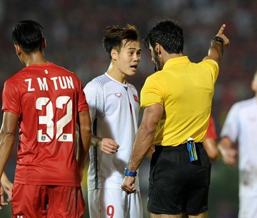 AFF Cup 2018: Hé lộ nguyên nhân khiến trọng tài Thái Lan “cướp” bàn thắng của Văn Toàn