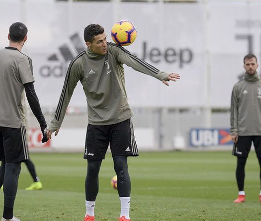 Người hâm mộ lại phát cuồng khi Ronaldo trở thành nghệ sĩ tung hứng trên sân tập