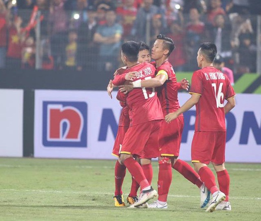 AFF Cup 2018: Lần đầu đá chính, Hồng Duy kiến tạo cho Quang Hải "xé lưới" ĐT Campuchia