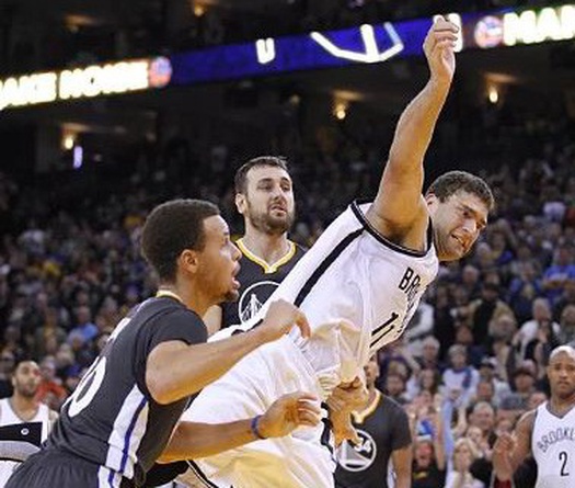 Được ví với Stephen Curry, Brook Lopez phá ngay kỷ lục đáng quên của người đồng nghiệp