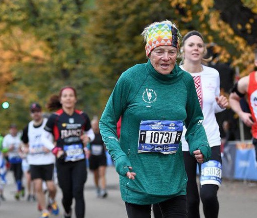 Cụ bà 85 tuổi vẫn chạy Marathon, vẫn "yêu đương"