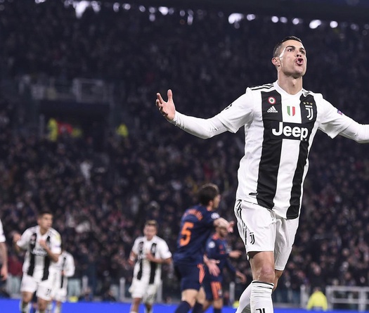 Ronaldo kiến tạo ngoạn mục và cán mốc 100 trận thắng, giúp Juventus giành vé
