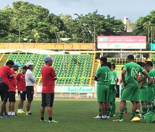 Pháp luật thể thao: Cầu thủ có thể kiện CLB vì chậm tiền lót tay không? 