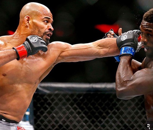 Võ sĩ UFC "tiểu tiện" trên lồng bát giác để chế nhạo đối thủ sắp tới   