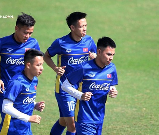 Chinh "đen", Dũng "chip" mua tất của "dị nhân phủi" trước khi sang Lào dự AFF Cup