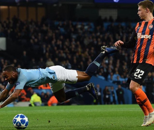 Hài hước: Sterling kiếm phạt đền cho Man City nhờ... vấp cỏ và bài học của Robbie Fowler