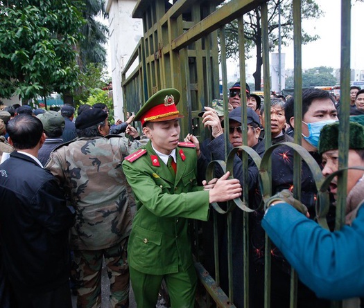 Hàng trăm người bao vây trụ sở VFF đòi mua vé xem chung kết AFF Cup 2018